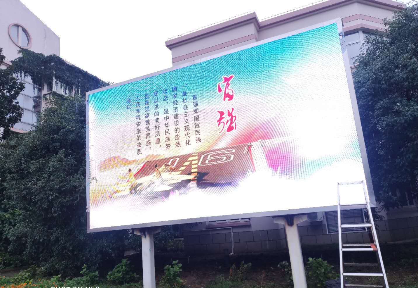 張家港外國(guó)語學(xué)校戶外P5“3高”LED顯示大屏完美顯示！